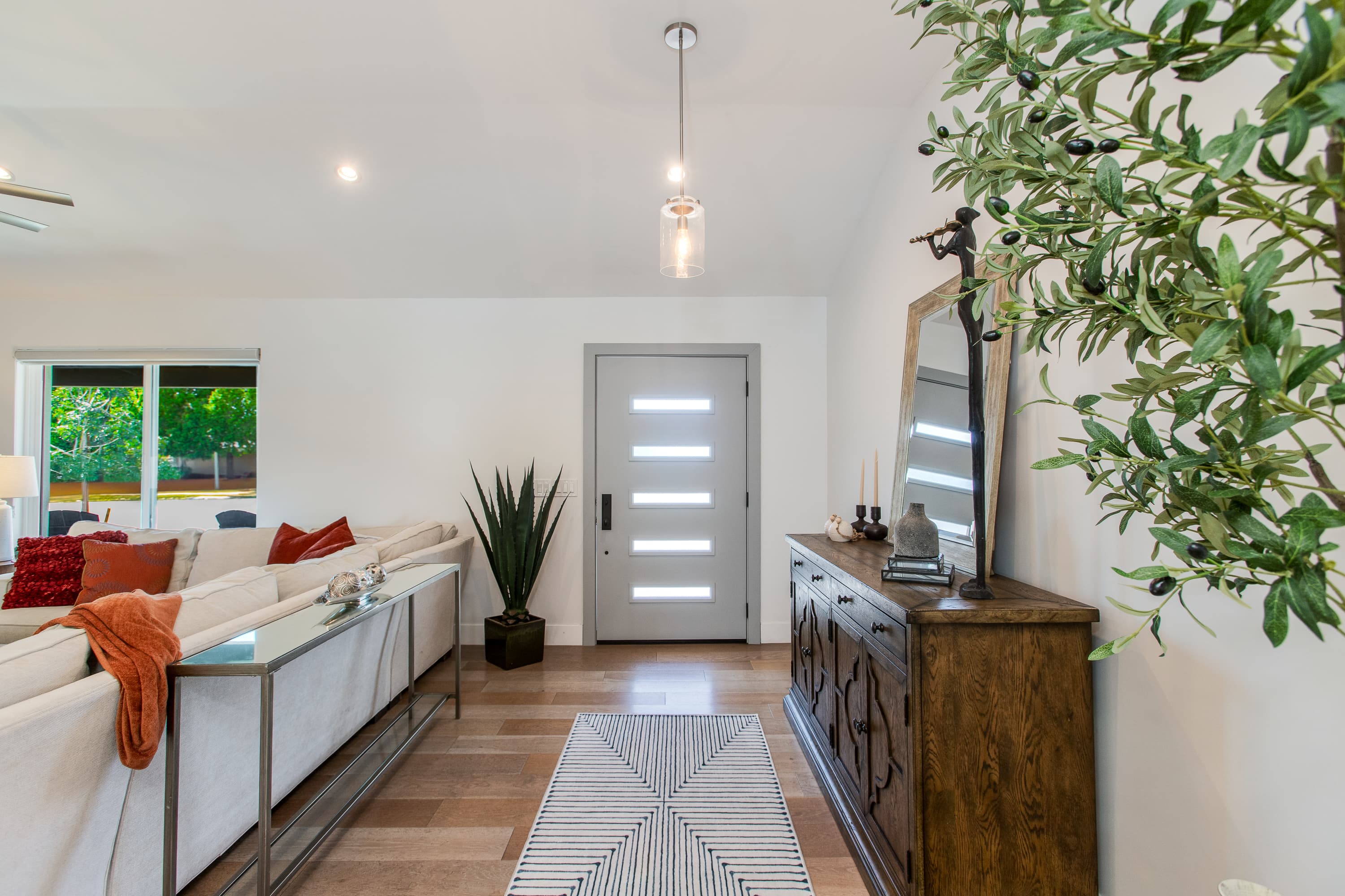 Modern Minimalist Home thumbnail 9