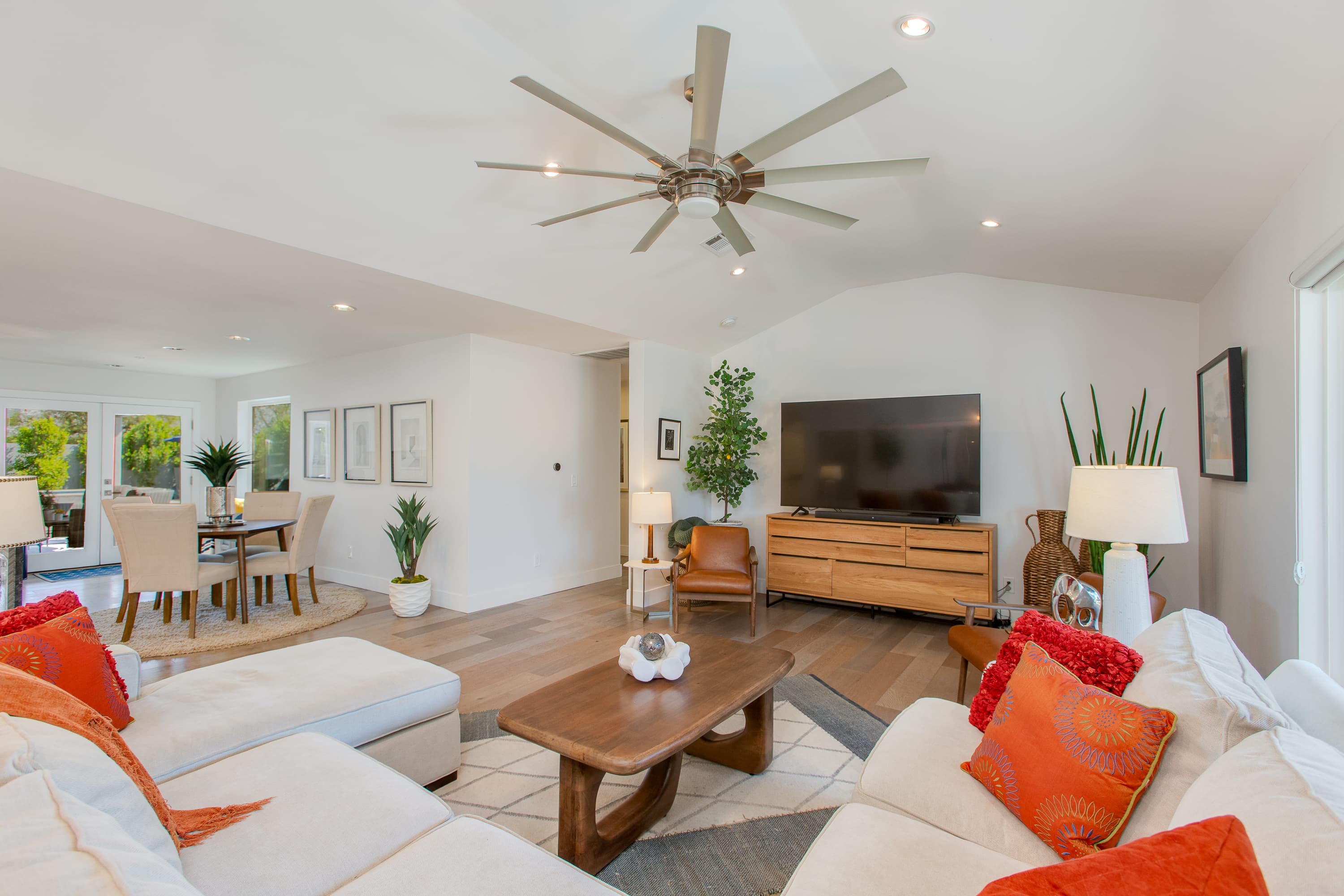 Modern Minimalist Home thumbnail 11