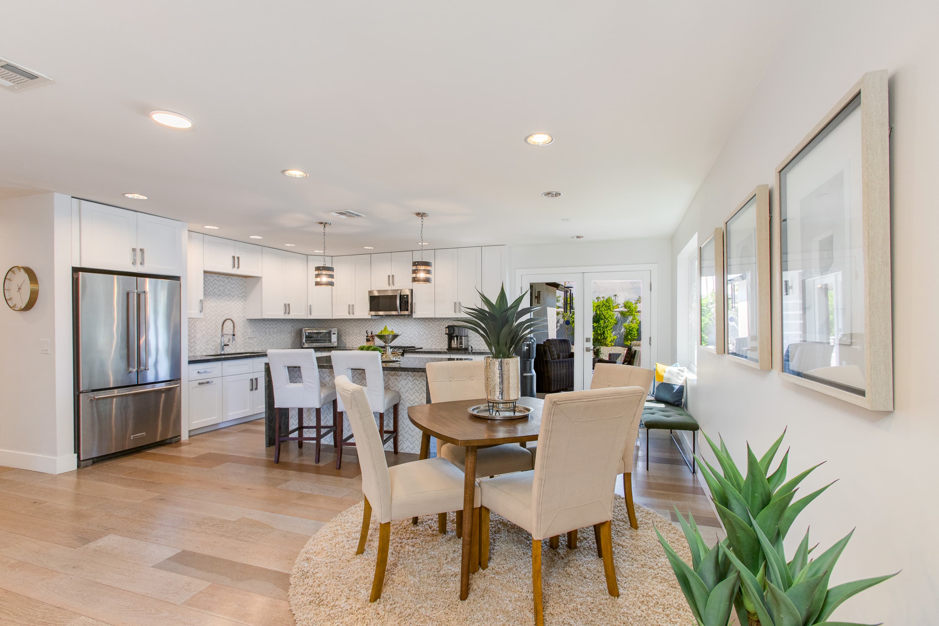 Modern Minimalist Home thumbnail 14