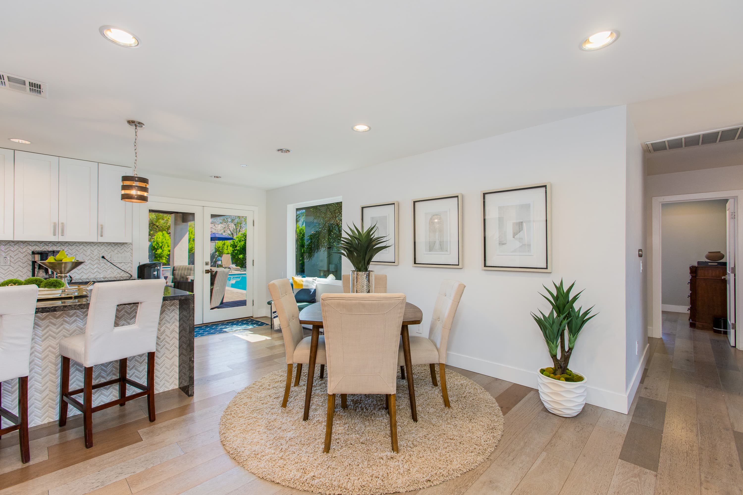 Modern Minimalist Home thumbnail 15