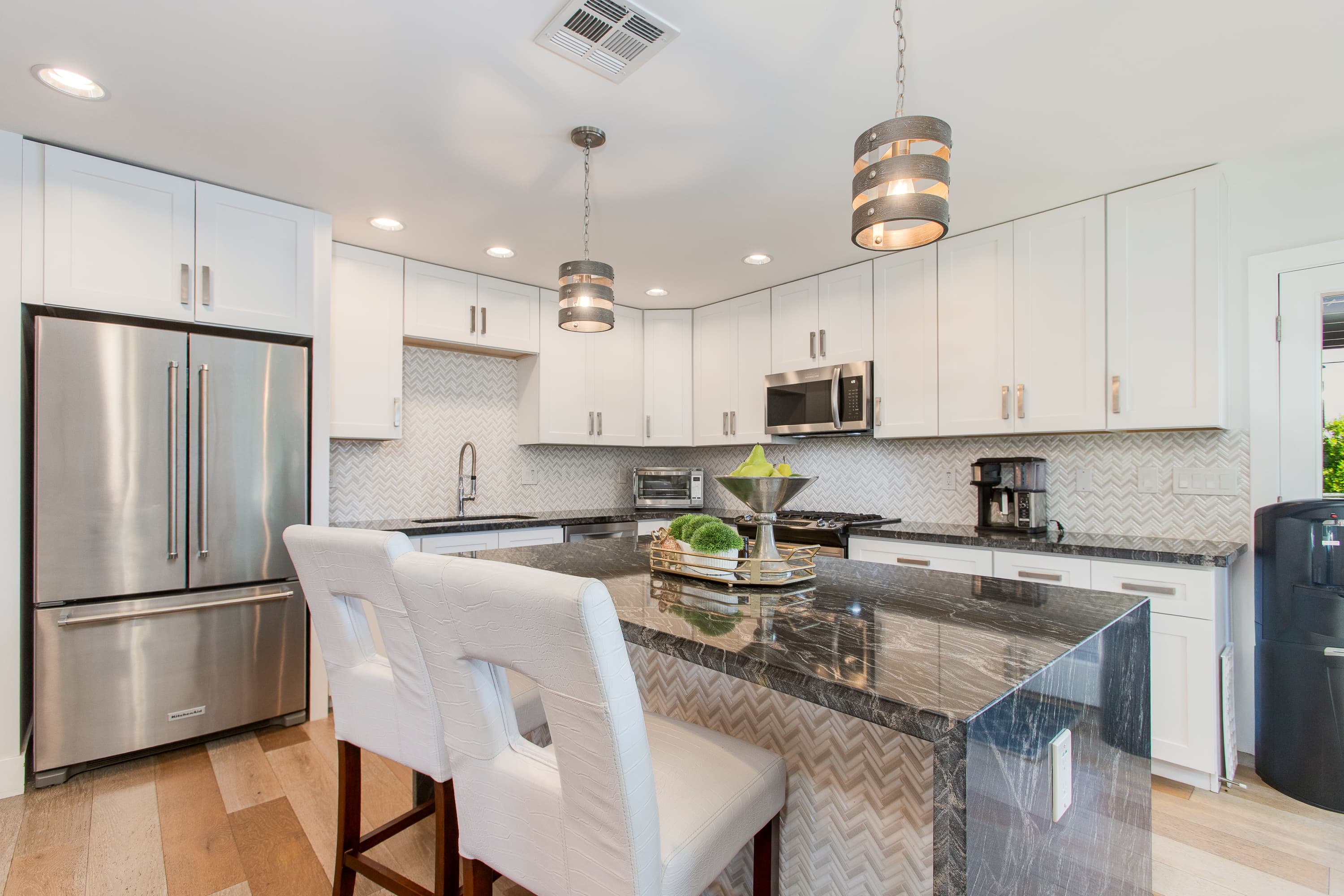 Modern Minimalist Home thumbnail 18