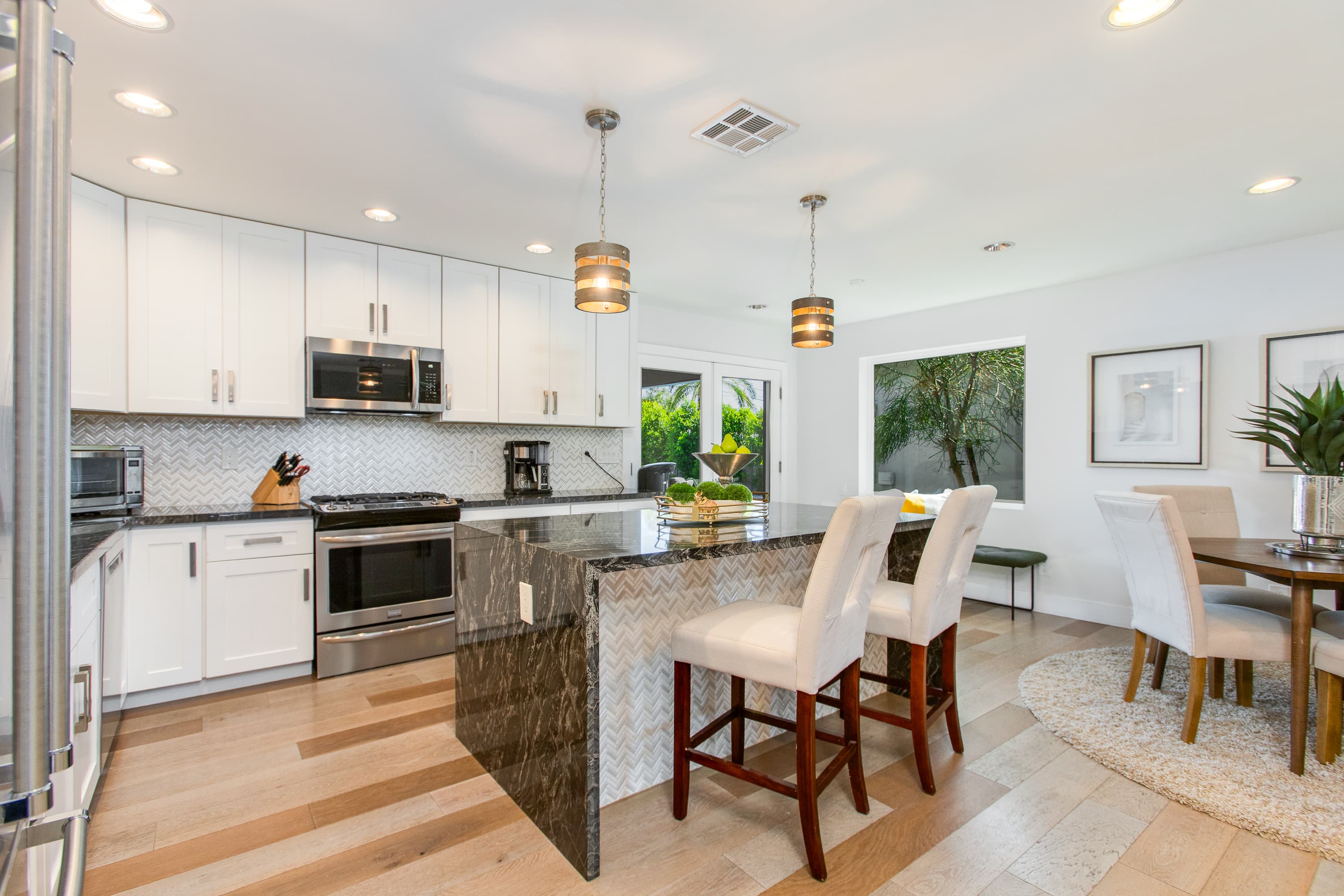 Modern Minimalist Home thumbnail 20