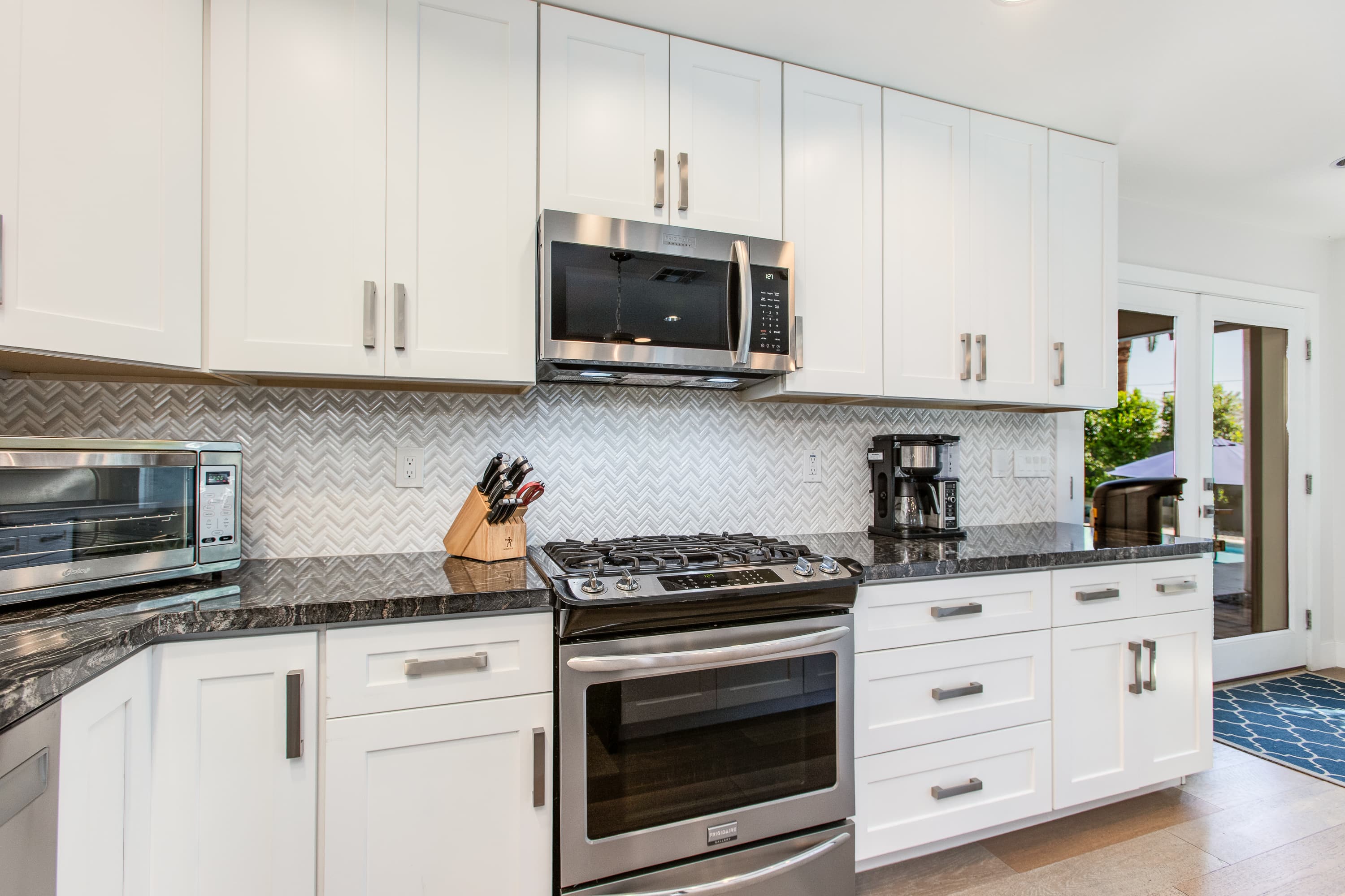 Modern Minimalist Home thumbnail 21