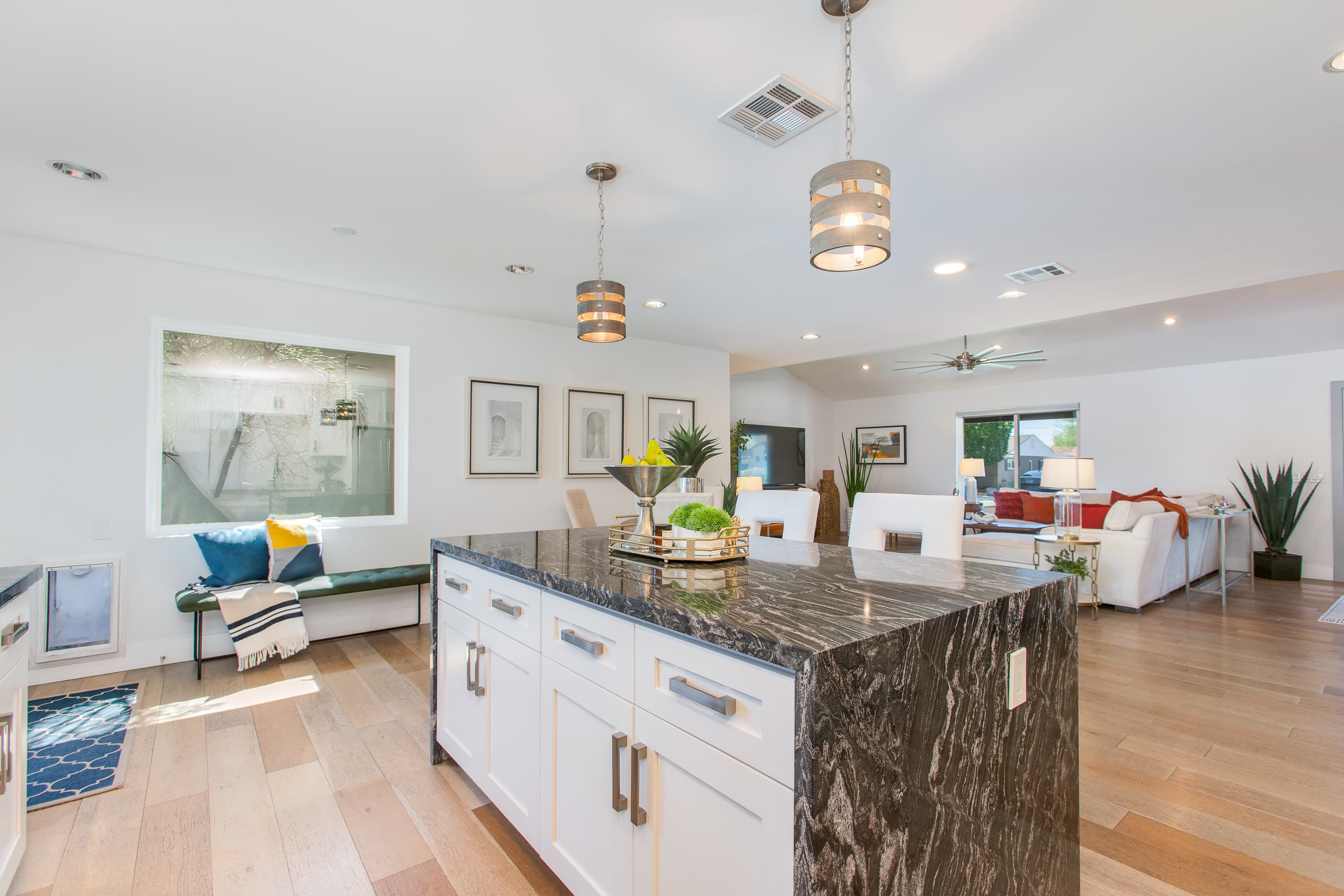 Modern Minimalist Home thumbnail 22