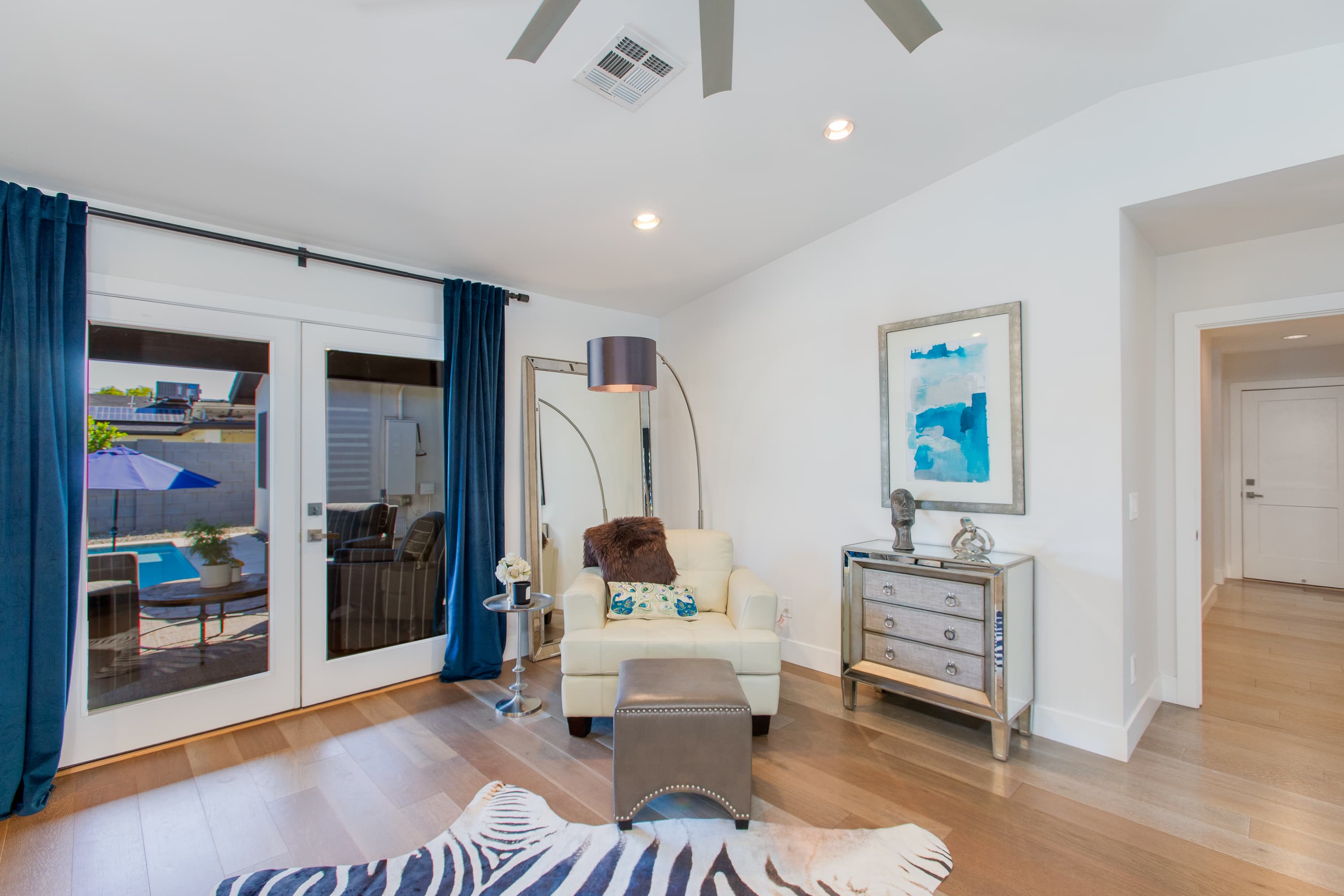 Modern Minimalist Home thumbnail 26