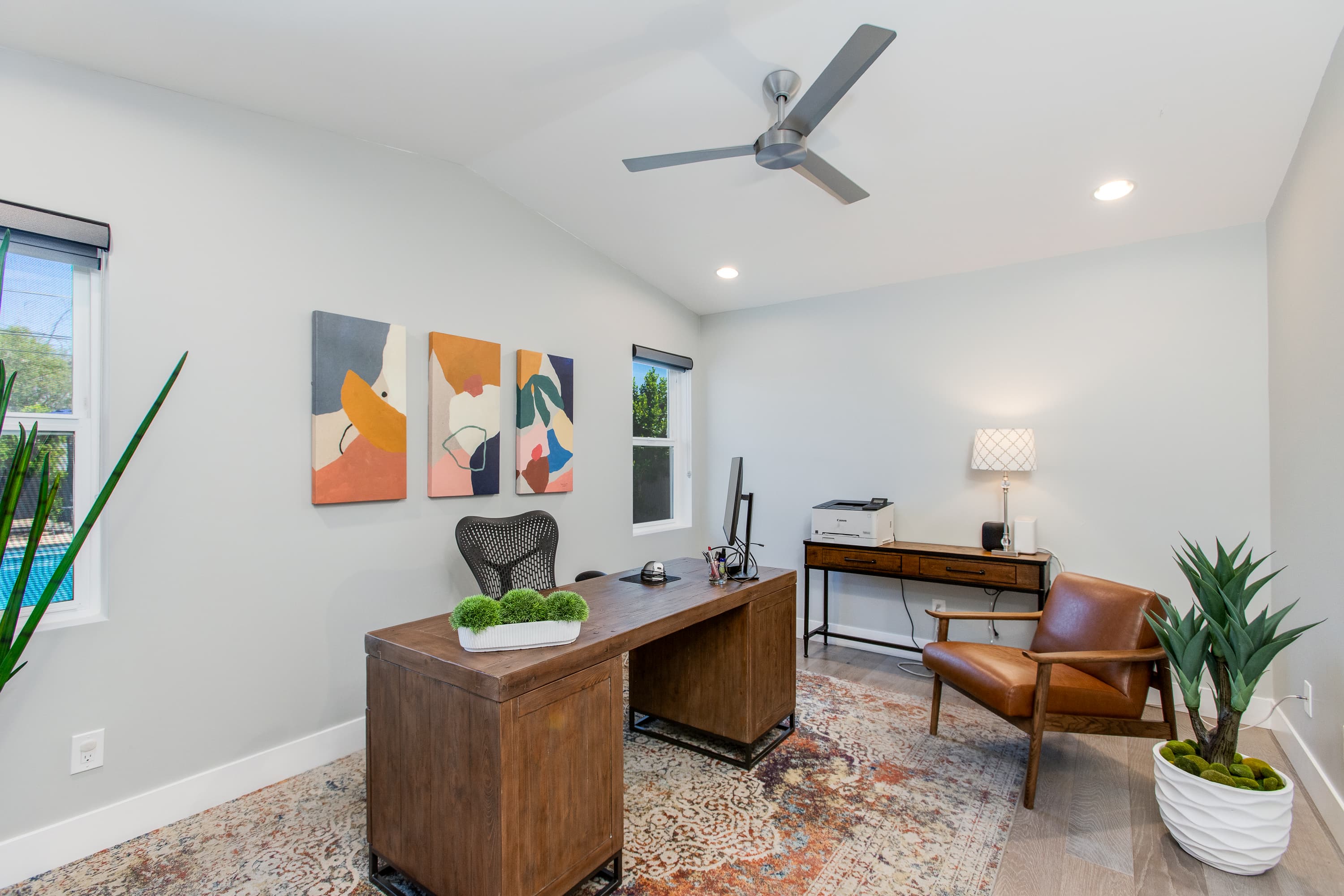 Modern Minimalist Home thumbnail 38