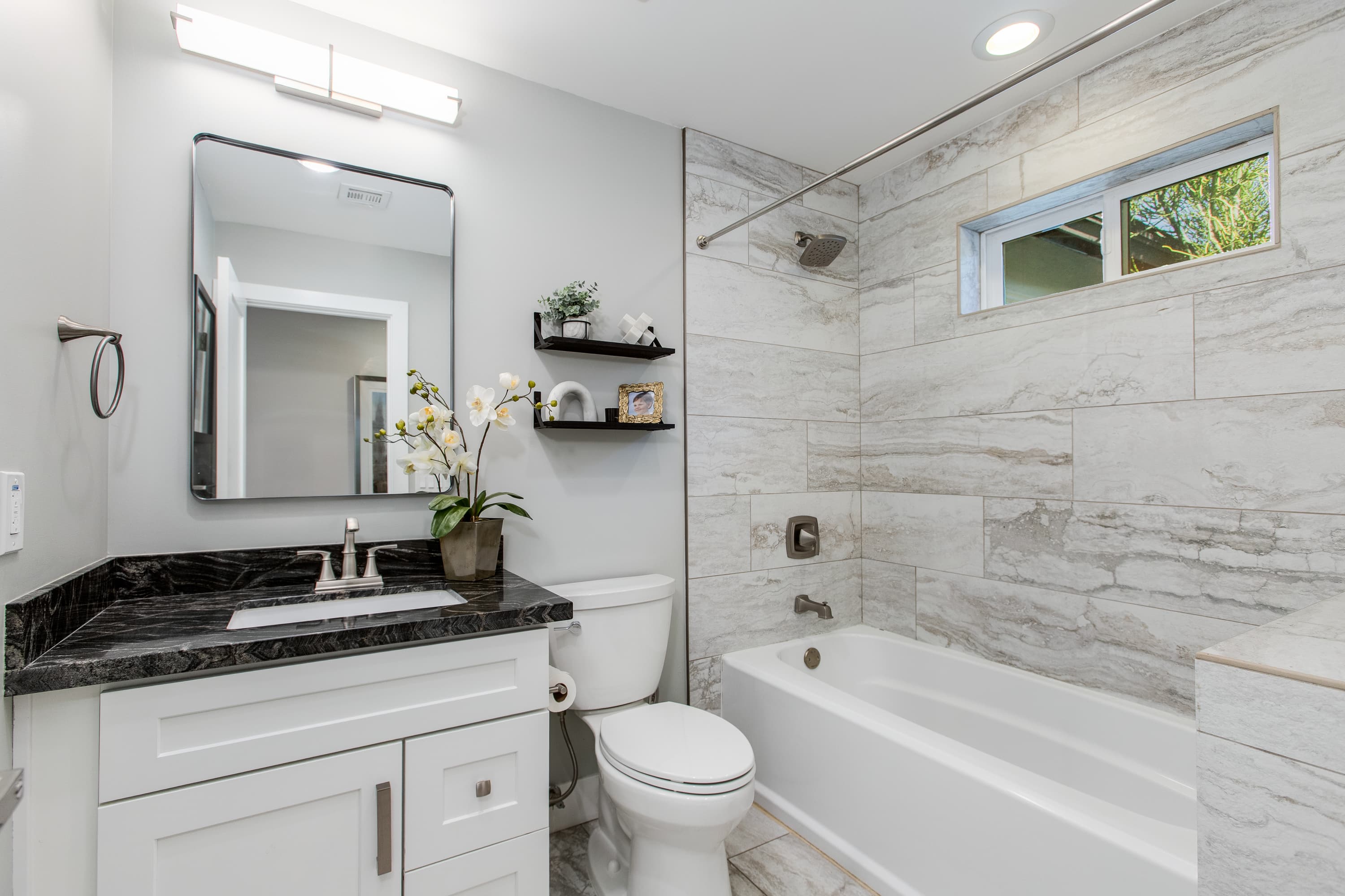 Modern Minimalist Home thumbnail 40