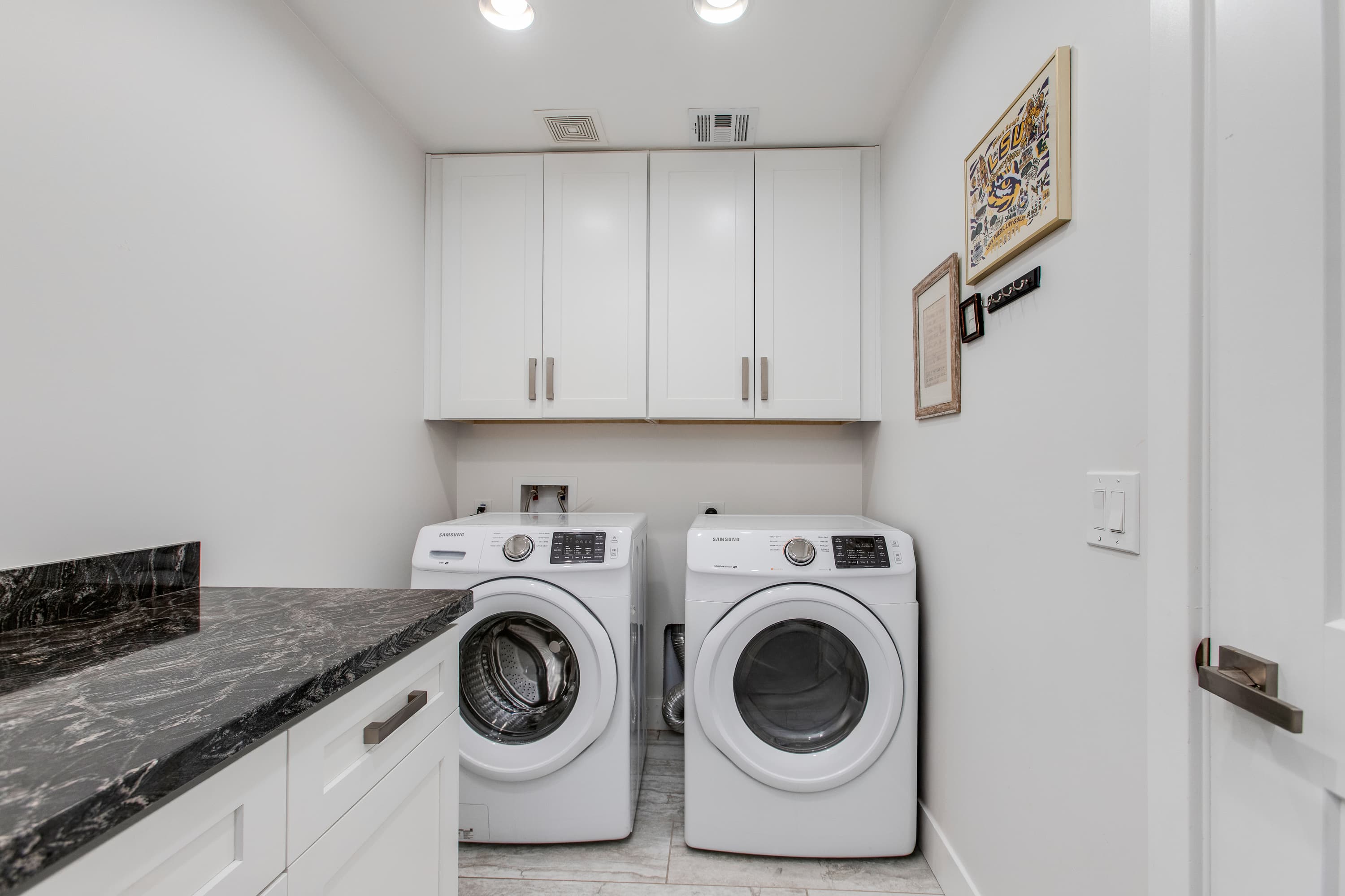 Modern Minimalist Home thumbnail 41